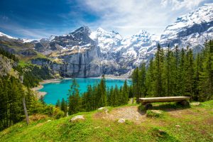 Schitterend uitzicht op de turquoise Oeschinnensee in Zwitserland