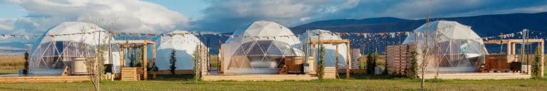 Meerdere glampingdomes op een rij