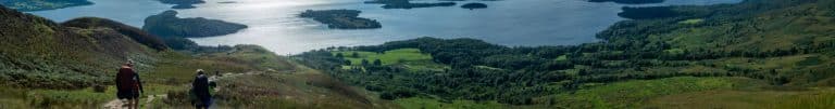 2 mensen aan het wandelen op wandelvakantie West Highland Way Schotland