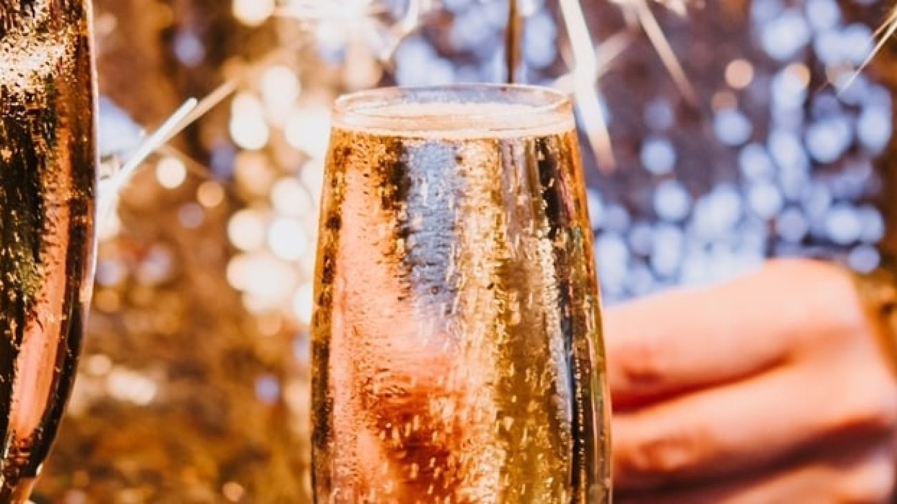 Friends,Celebrating,Christmas,Or,New,Year,Eve,Party,With,Bengal
